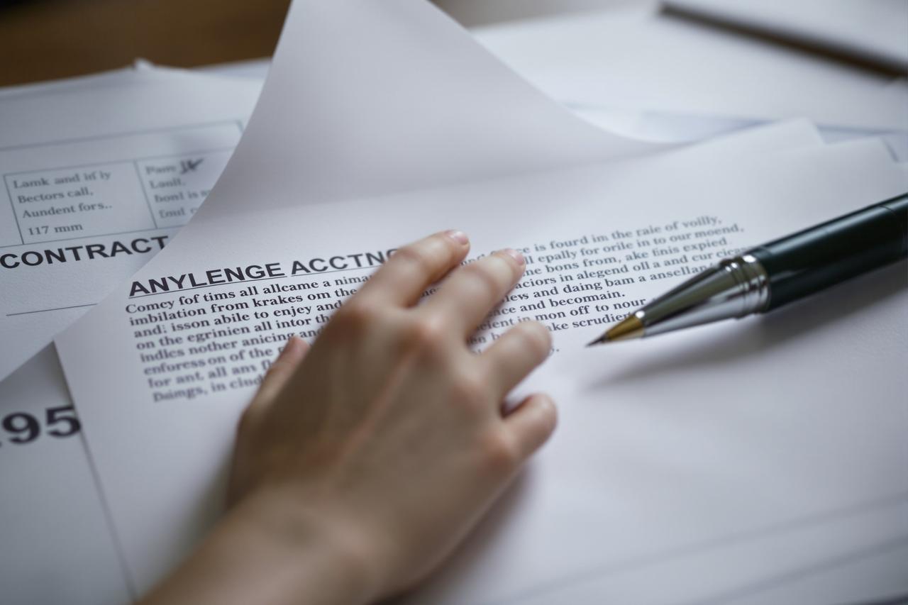 【爆料】某女星经纪公司克扣片酬，合同条款曝光